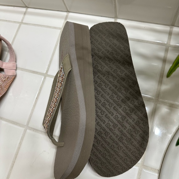 Sketchers Yoga Foam Flip Flops - Picture 2 of 2